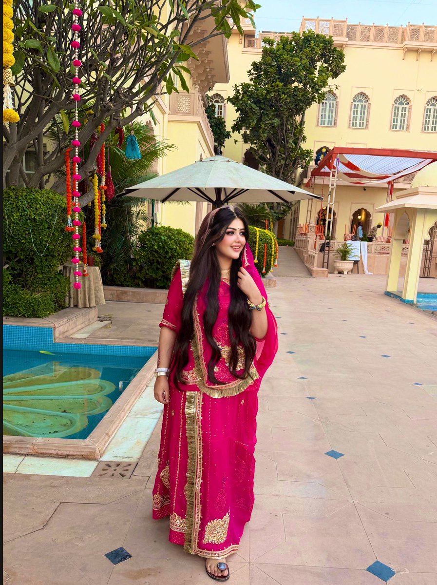 pamelagoswami9's tweet image. Aaine si hoti hai ye zindagi, tum muskurao toh wo bhi muskura degi...  

#LifeReflections #SmileMore #PositiveVibes #ElegantMoments