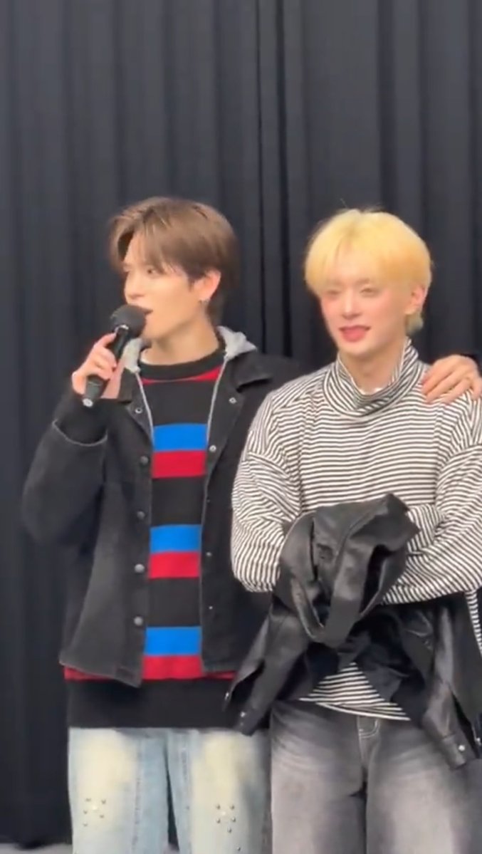 tanas2gye's tweet image. 삽시간에 귀 빨개진 조계현 개웃ㅋㅋㅋㅋㅋㅋㅋㅋㅋㅋ 
소감 말하기 전⠀⠀⠀⠀⠀⠀ ⠀⠀머리카락 뽀뽀 후