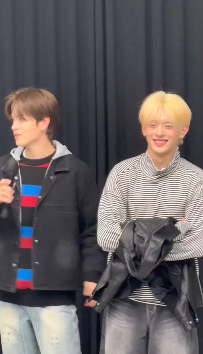 tanas2gye's tweet image. 삽시간에 귀 빨개진 조계현 개웃ㅋㅋㅋㅋㅋㅋㅋㅋㅋㅋ 
소감 말하기 전⠀⠀⠀⠀⠀⠀ ⠀⠀머리카락 뽀뽀 후