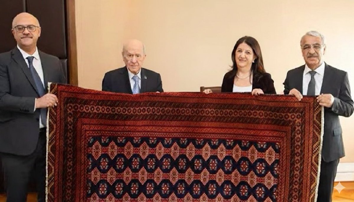 volkan_giritli's tweet image. ‼️Günün Fotoğrafı:📌Devlet Bahçeli, Bebek katili Apo'nun hediyesi olan kilimi uyuşturucu baronunun karısından ve DEM'lilerden teslim alıyor.

Fotoğrafın orijinalinde Atatürk portresi ve Türk Bayrakları vardı. Bu kareye uygun olmadığı için asistanımdan kaldırmasını rica ettim.