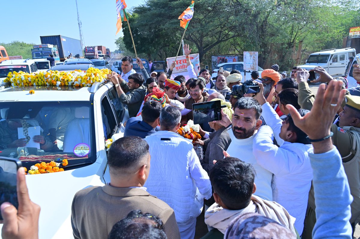 "संगठन शक्ति और जन-स्नेह का संगम"

आज बालोतरा प्रवास के दौरान बालोतरा बाईपास पर पार्टी के वरिष्ठ पदाधिकारियों, ऊर्जावान कार्यकर्ताओं और स्थानीय नागरिकों ने जिस गर्मजोशी और उत्साह के साथ स्वागत किया, वह अत्यंत सुखद और प्रेरणादायक है।

​आप सभी से मिलकर और आपके इस अपनेपन को पाकर मन