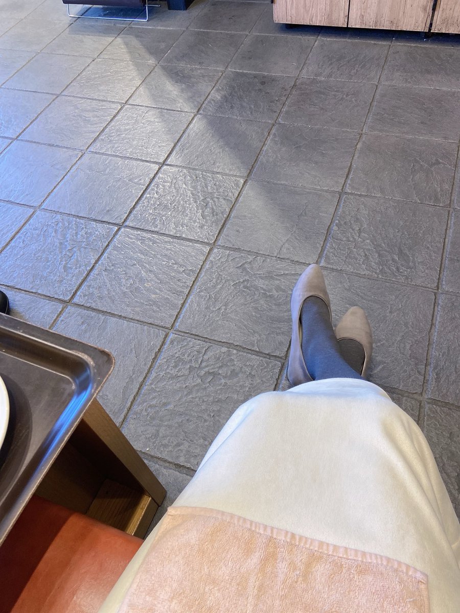 Xo_Ruby5's tweet image. 郊外のローカル駅でスタ○る☕️
そしてkindle本読む📖
岡や森🌳が見えるとなんかホッとする
やっぱり田舎もんなのね🥹