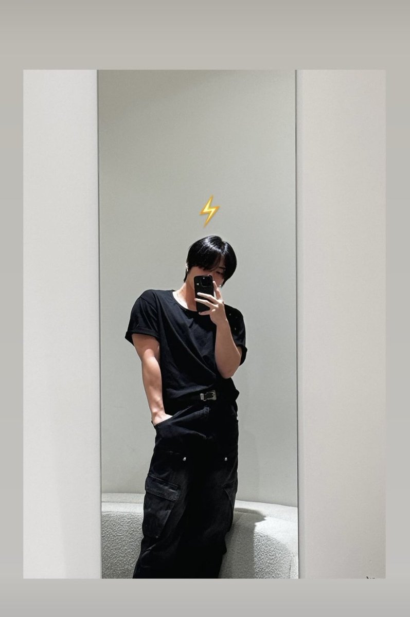 04hm17's tweet image. 현민 스토리올릴때 사진 꽉차게하는것보다 
크기 적당히 줄인 뒤 위에 이모지 쓰는 시리즈 
너무 한결같고 귀영움