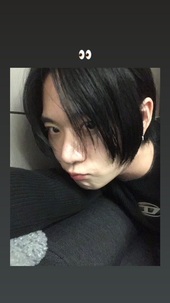 04hm17's tweet image. 현민 스토리올릴때 사진 꽉차게하는것보다 
크기 적당히 줄인 뒤 위에 이모지 쓰는 시리즈 
너무 한결같고 귀영움