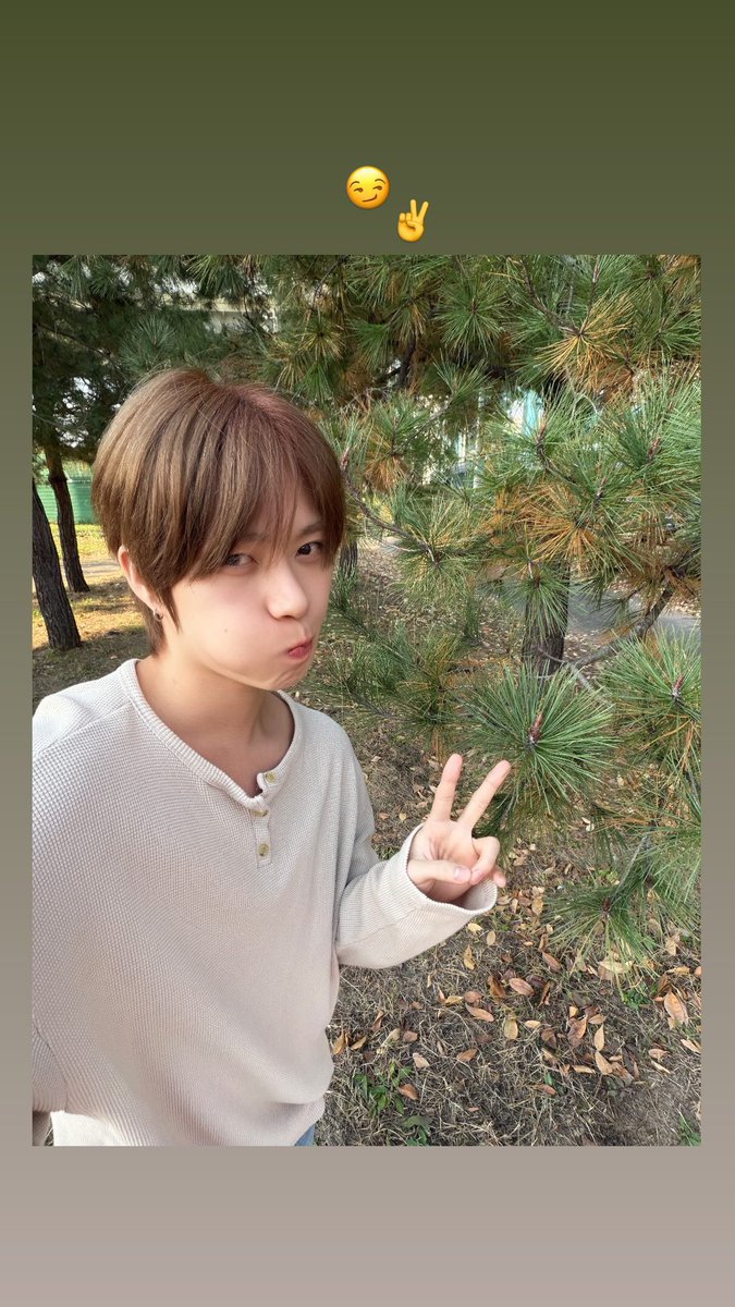04hm17's tweet image. 현민 스토리올릴때 사진 꽉차게하는것보다 
크기 적당히 줄인 뒤 위에 이모지 쓰는 시리즈 
너무 한결같고 귀영움