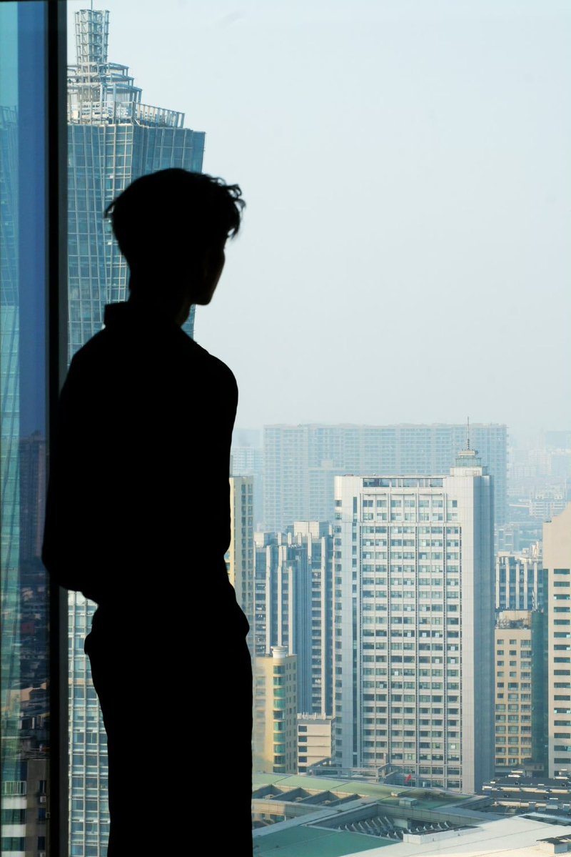 Linmghe's tweet image. During the day, the view outside this large window already catches my attention, calming me while letting my thoughts drift a little. Even more so at night, when the city lights start to glow, revealing a different kind of charm.