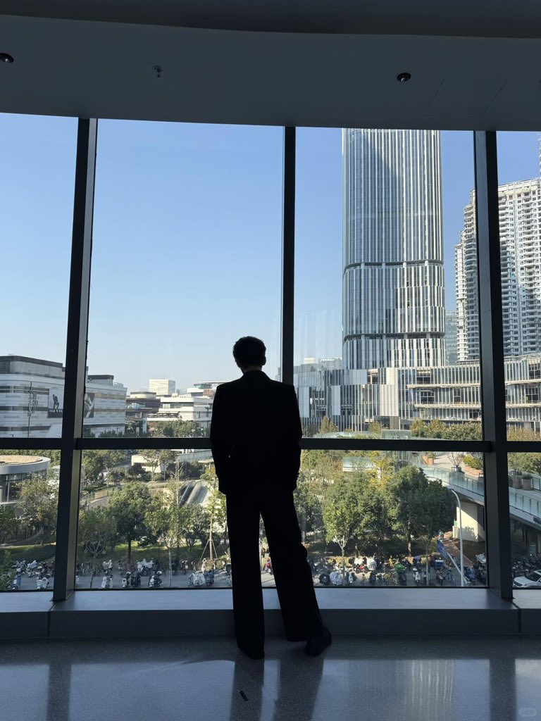 Linmghe's tweet image. During the day, the view outside this large window already catches my attention, calming me while letting my thoughts drift a little. Even more so at night, when the city lights start to glow, revealing a different kind of charm.