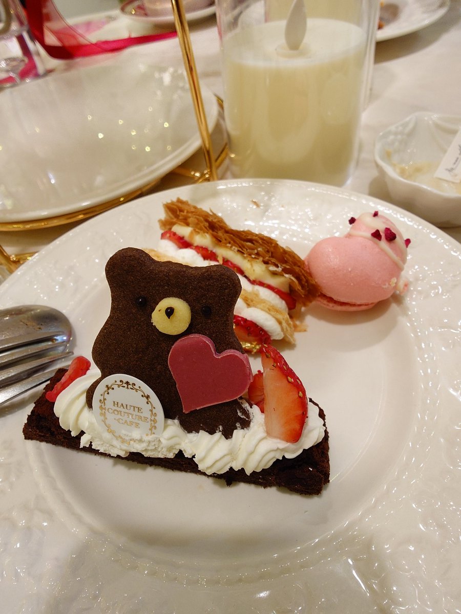 maechin72's tweet photo. @pamyurin @kyarystaff きゃりちゃんお誕生日おめでとう！そして素敵なイベントありがとう！
3部の最後の順番の街コンみたいなテーブルで、イベント中に慌ててプレゼントを買いに行った者です（笑）
真っ白なバラに囲まれた会場が天国のようで不思議な感覚になりました。
#きゃりーぱみゅぱみゅのAfternoonTeaParty https://t.co/SfzrIVCt3v