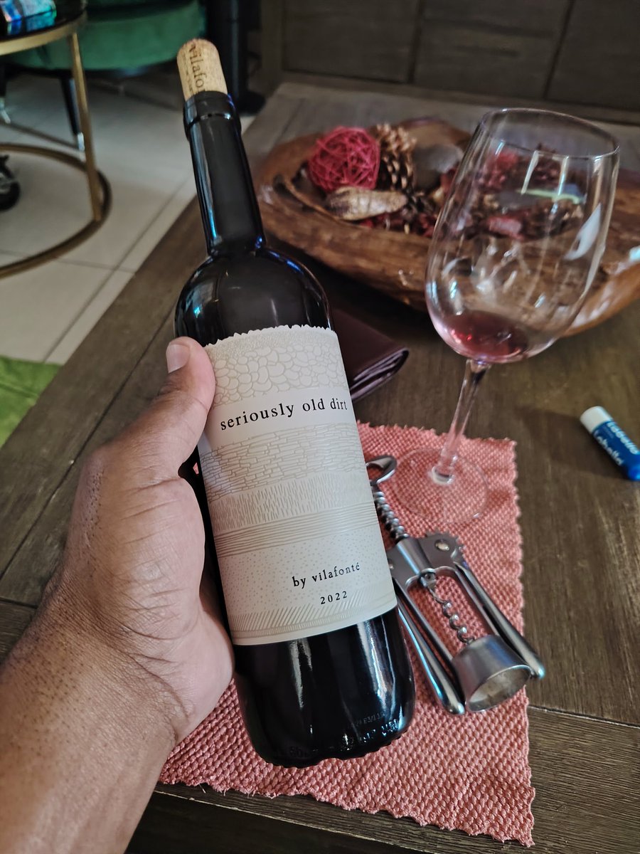 NathiSibiya8's tweet image. This wine is beautiful 
#leftovers bafethu