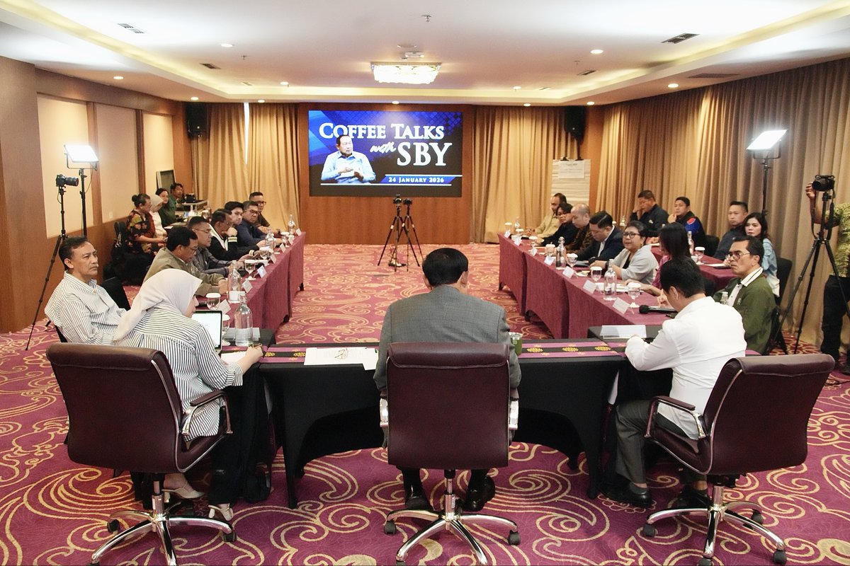 SBYudhoyono's tweet photo. The Yudhoyono Institute (TYI) menyelenggarakan Coffee Talks with SBY di Bandung pada Sabtu, 24 Januari 2026, bersama civitas akademik Program Studi Hubungan Internasional Universitas Katolik Parahyangan (HI Unpar), Anggota DPR RI, para tokoh, serta mitra diskusi lainnya.

Forum ini diinisiasi TYI sebagai tradisi dialog baru, sebuah ruang yang jernih dan reflektif; berangkat dari kesadaran bahwa dunia hari ini bergerak semakin cepat, kompleks, dan tidak pasti. Berbagai konflik dan ketegangan geopolitik kembali mengemuka, bersamaan dengan tantangan terhadap norma dan institusi internasional.

Coffee Talks with SBY diniatkan sebagai “melting pot” bagi akademisi, pegiat HI, pecinta diplomasi, pembuat kebijakan, dan generasi muda Indonesia untuk membaca arah dunia dan menyikapi dinamika global secara lebih mendalam.

Diskusi kali ini menyoroti dunia pasca World Economic Forum di Davos, yang menyisakan pertanyaan mendasar tentang arah geopolitik ke depan, pergeseran lanskap HI, serta masa depan multilateralisme. Isu yang dibahas mencakup dinamika Greenland dan kawasan Arktik, wacana Board of Peace di tengah kebuntuan konflik Gaza, hingga sinyal perubahan kebijakan global.

Diskusi akademik diperkaya oleh pandangan civitas akademik HI Unpar yakni Drs. Yulius Purwadi Hermawan, M.A., Ph.D., Mangadar Situmorang, Ph.D., Elisabeth A. S. Dewi, S.IP., M.A., Ph.D., Ratih Indraswari, S.IP., M.A., Ph.D., Dr. rer. pol. Albert Triwibowo, S.IP., M.A., Dr. Stanislaus Risadi Apresian, S.IP., M.A., serta Idil Syawfi, S.IP., https://t.co/quxlBtapj7., dengan perspektif keilmuan beragam, yakni “global governance,” kebijakan luar negeri, resolusi konflik, gender, studi kawasan, pertahanan, diplomasi digital, hingga isu perubahan iklim.

Forum ini menghadirkan Bapak Susilo Bambang Yudhoyono, Presiden RI ke-6 dan Chairman TYI; seorang “statesman” dengan pengalaman satu dekade memimpin Indonesia dan rekam jejak panjang dalam diplomasi global; dengan diskusi dimoderatori oleh Mira Permatasari, Direktur TYI.

Melalui Coffee Talks with SBY, TYI terus menghadirkan ruang dialog yang mencerdaskan dan reflektif; sebagai kontribusi pemikiran Indonesia dalam memahami dinamika global. 

Terima kasih HI Unpar!