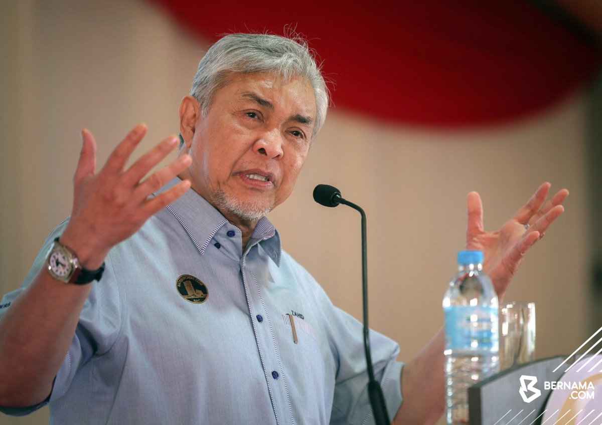 bernamadotcom's tweet photo. #BaganDatuk : Timbalan Perdana Menteri Datuk Seri Dr Ahmad Zahid Hamidi hadir bagi menyempurnakan Majlis Pecah Tanah QL Innofood Park di Hutan Melintang hari ini.
πΈ Zulfadhli Zulkarnain | BERNAMA
#BernamaImages
#BernamaNews
@DrZahidHamidi https://t.co/6oRKZaYAGW