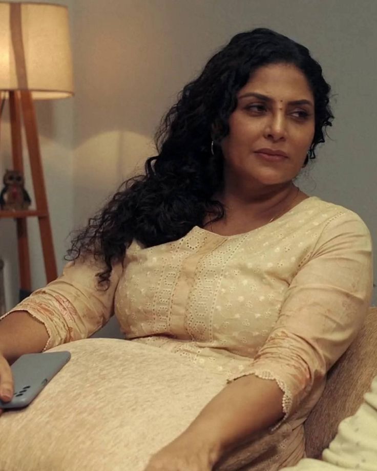 Athai: ena di, un purushan thambi, potta mari dress pani, veetu velakaru mari tray la vachi tea kondu varan namaku,ena pana?

Anni: niga thana amma, veeta en control la vaika soniga.
Atha ivana potta velakari ah.
Ava amma va en veetu adimai samayal kari ah,mathiten.

A: super di