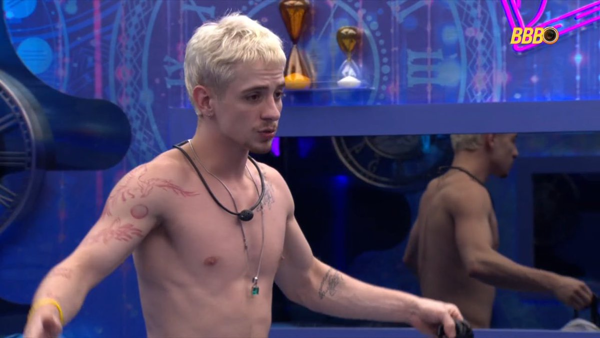poponze's tweet image. Juliano: "Tocou a música do BBB e Matheus tava lá orando. Com todo respeito à religião de cada um, mas não adianta ficar orando pedindo ajuda de Deus se você não tem respeito com ninguém, fala merda o dia todo, desrespeita quem é gay, desrespeita a própria cor.”

ELE FALA #BBB26
