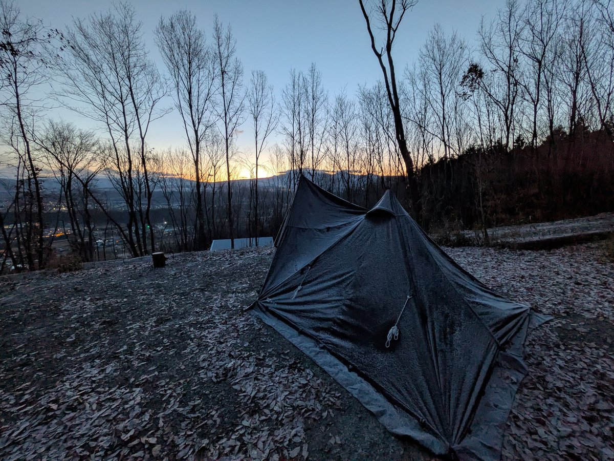 o298_san's tweet photo. 薄っすらと雪被ったテントと日の出🌄
なかなか良き
#ブルーサミットオートキャンプ場
#ブルーサミットセカンド https://t.co/A5zzjhvP61