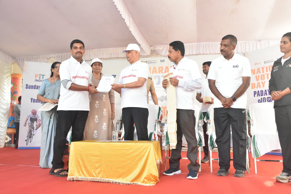 MYBharatkerala's tweet photo. #NationalVotersDay | Hon’ble Governor of Kerala Shri Rajendra Vishwanath Arlekar flagged off the Padayatra. Yuva Shakti leads voter awareness, fitness &amp; community bonding #MYBharatMYVote @PMOIndia @PMOIndia @mansukhmandviya @OfficeOf_MM @MYBharatHQ @PIB_India https://t.co/YIqiq4MkvT