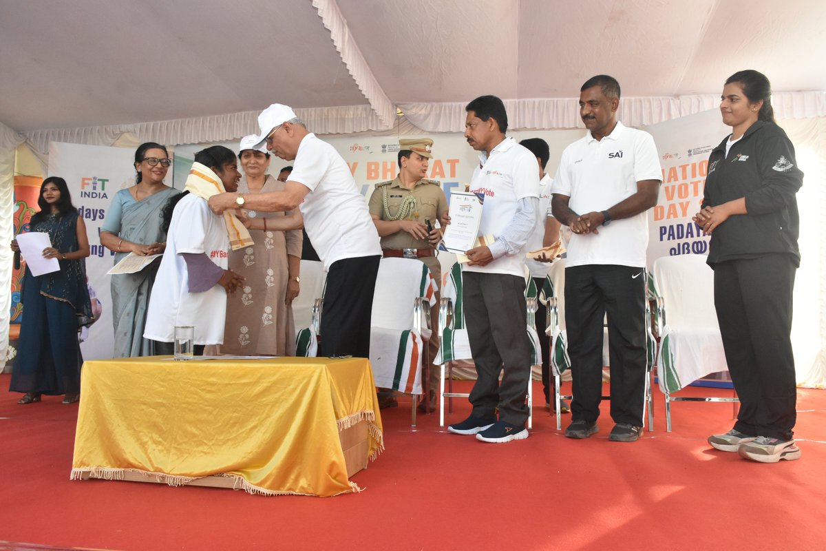 MYBharatkerala's tweet photo. #NationalVotersDay | Hon’ble Governor of Kerala Shri Rajendra Vishwanath Arlekar flagged off the Padayatra. Yuva Shakti leads voter awareness, fitness &amp; community bonding #MYBharatMYVote @PMOIndia @PMOIndia @mansukhmandviya @OfficeOf_MM @MYBharatHQ @PIB_India https://t.co/YIqiq4MkvT