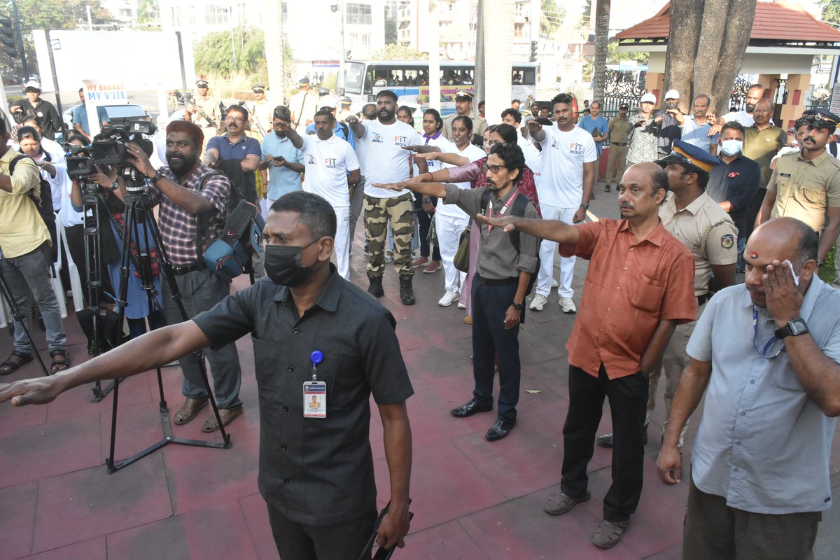 MYBharatkerala's tweet photo. #NationalVotersDay | Hon’ble Governor of Kerala Shri Rajendra Vishwanath Arlekar flagged off the Padayatra. Yuva Shakti leads voter awareness, fitness &amp; community bonding #MYBharatMYVote @PMOIndia @PMOIndia @mansukhmandviya @OfficeOf_MM @MYBharatHQ @PIB_India https://t.co/qagt5QHoSB