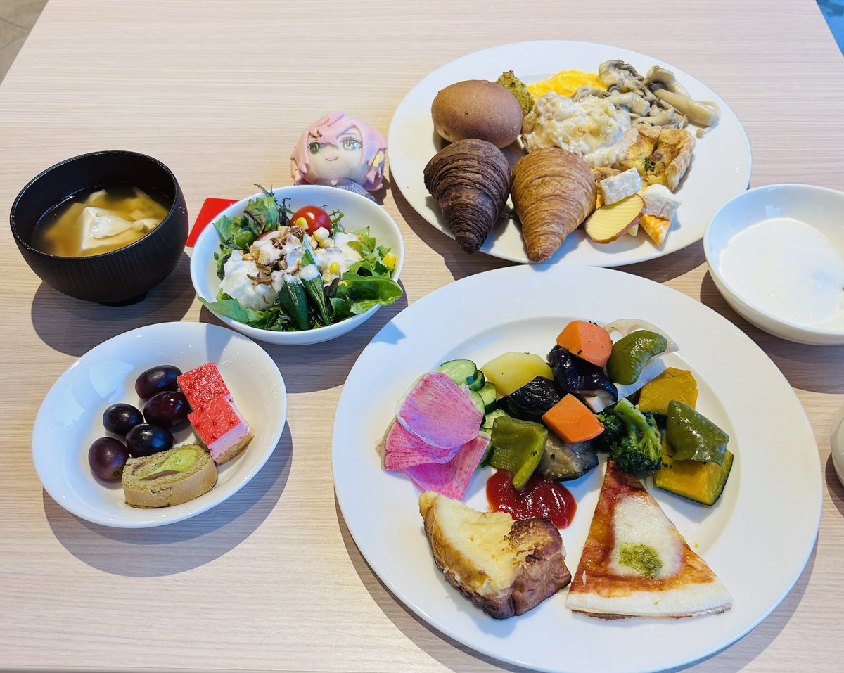 律可ぬいさん（HUBぬいさん）と美味しいもの☆其の３！！！朝ごはんはしっかり食べましょう🍽️
（埋もれるHUBぬいさん...）

 #enjoy律可ぬいライフ