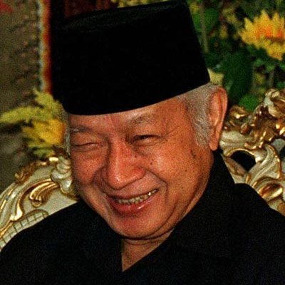 zhil_arf's tweet image. Pada 13 September 2000, sehari sebelum Soeharto disidang, Bursa Efek Jakarta meledak oleh bom. 

Pertanyaan: Soeharto disidang apa sih?

Ternyata, Soeharto didakwa mencuri uang cash ~Rp 6 triliun dari bank-bank milik negara dalam korupsi Kasus 7 Yayasan.

Saat itu status Soeharto…