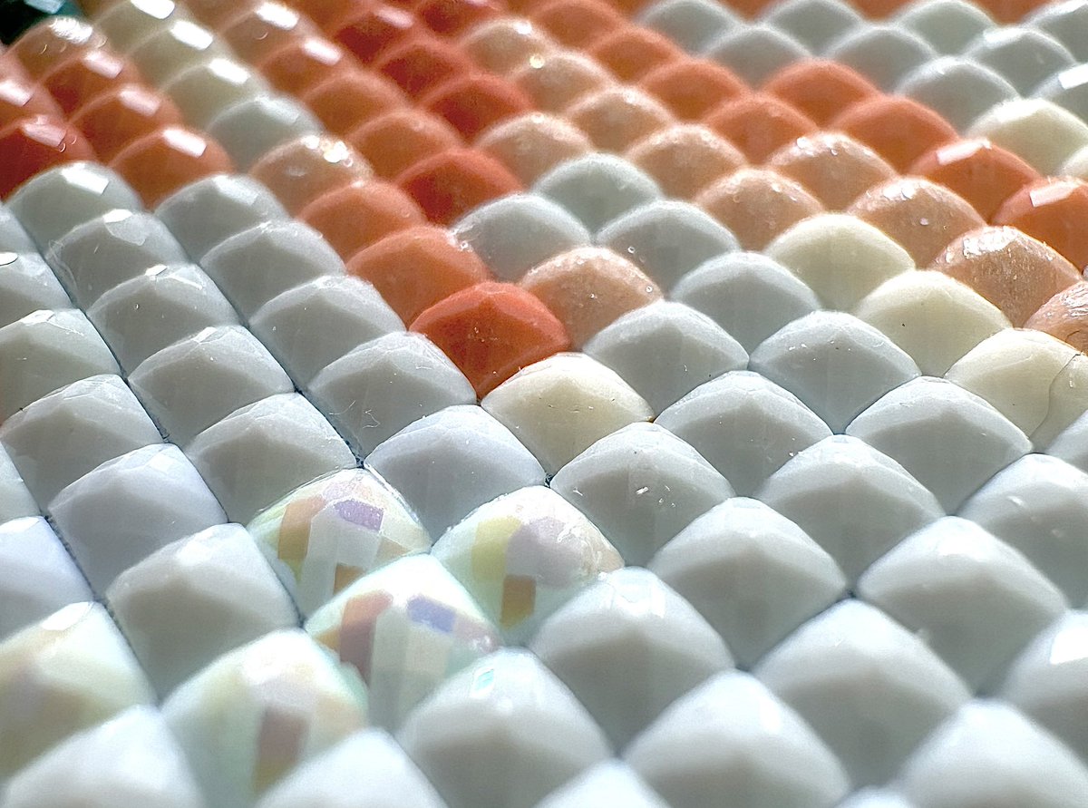 torisukiii834's tweet image. #DAC「Beautiful Hummingbird」進捗です🕊️
ここまできて、やっと2色目のFD（水色）が出てきました✨
青っぽいラメで可愛い💎
もうすぐ完成なのが、嬉しいような名残りおしいような…🥹
#ダイヤモンドアート