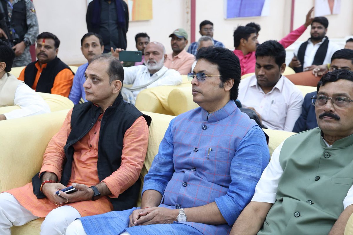 BjpBiplab's tweet photo. Listened to the 130th episode of the Mann Ki Baat program of our Hon’ble Prime Minister Shri @NarendraModi ji, with the dedicated Karyakartas of Mandal no. 3 of the Howrah Vidhan Sabha. #MannKiBaat https://t.co/eTuz5trvtV