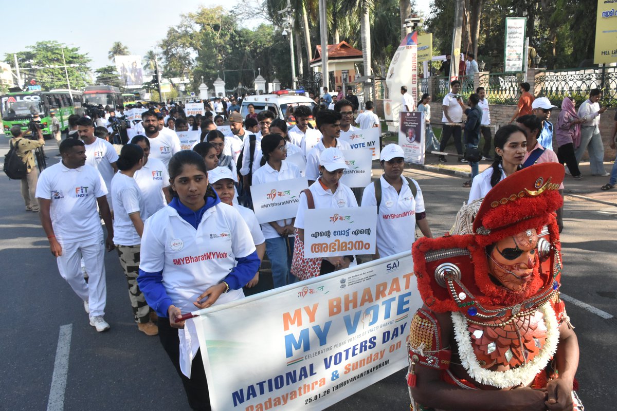 MYBharatkerala's tweet photo. #NationalVotersDay | Hon’ble Governor of Kerala Shri Rajendra Vishwanath Arlekar flagged off the Padayatra. Yuva Shakti leads voter awareness, fitness &amp; community bonding #MYBharatMYVote @PMOIndia @PMOIndia @mansukhmandviya @OfficeOf_MM @MYBharatHQ @PIB_India https://t.co/FuzmIwnUDJ