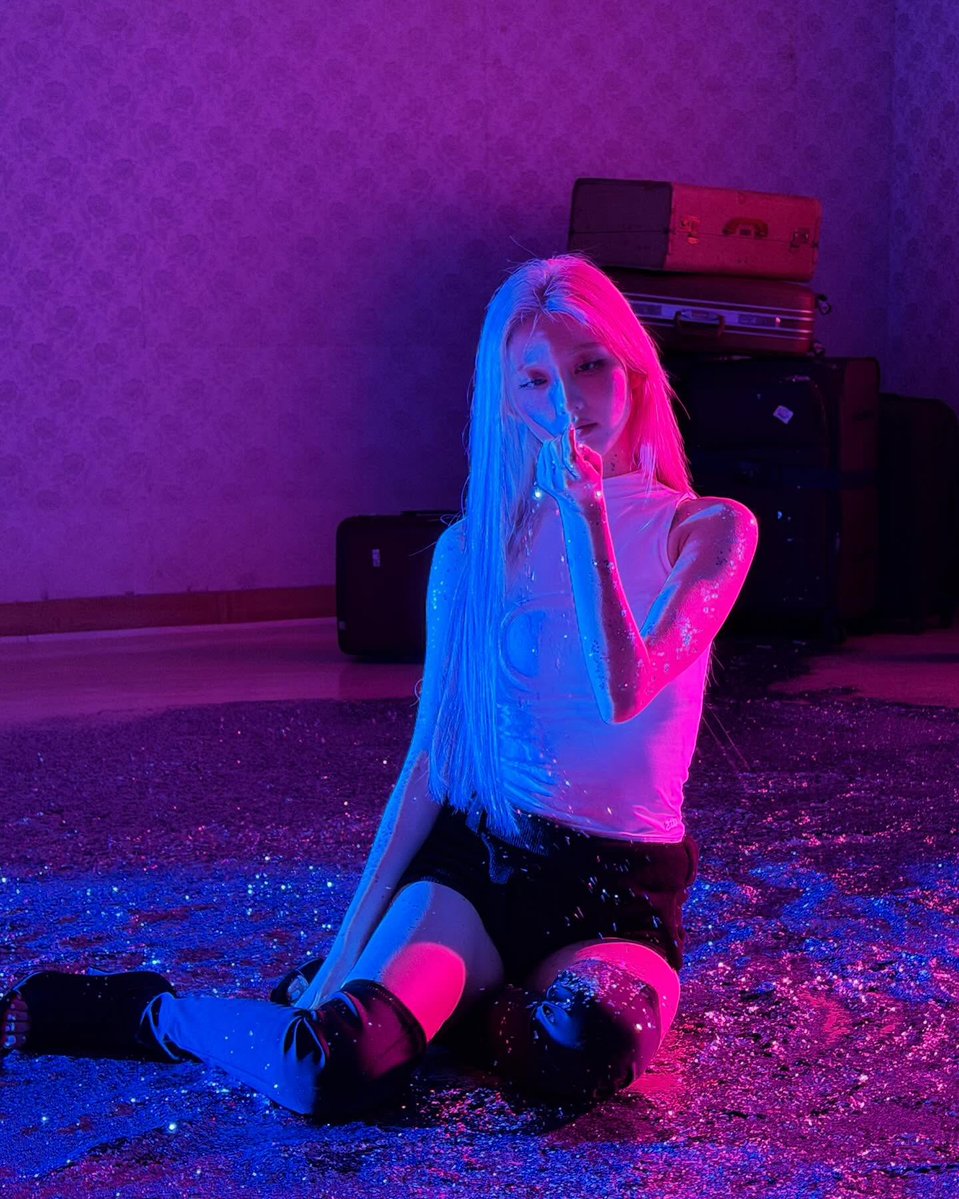 of__autumn's tweet image. 260125 인스타 #가을
-
Glitter on my body