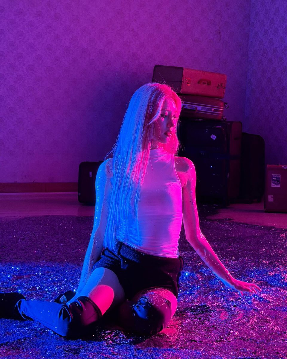 of__autumn's tweet image. 260125 인스타 #가을
-
Glitter on my body