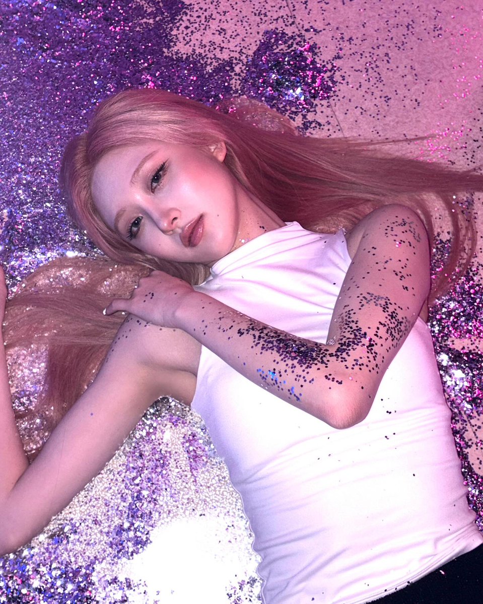 of__autumn's tweet image. 260125 인스타 #가을
-
Glitter on my body