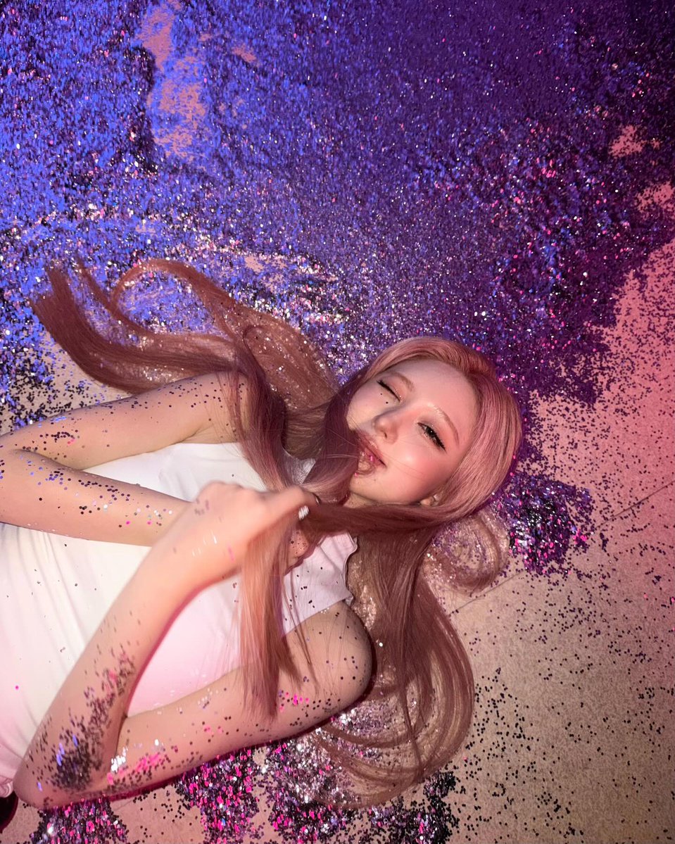 of__autumn's tweet image. 260125 인스타 #가을
-
Glitter on my body