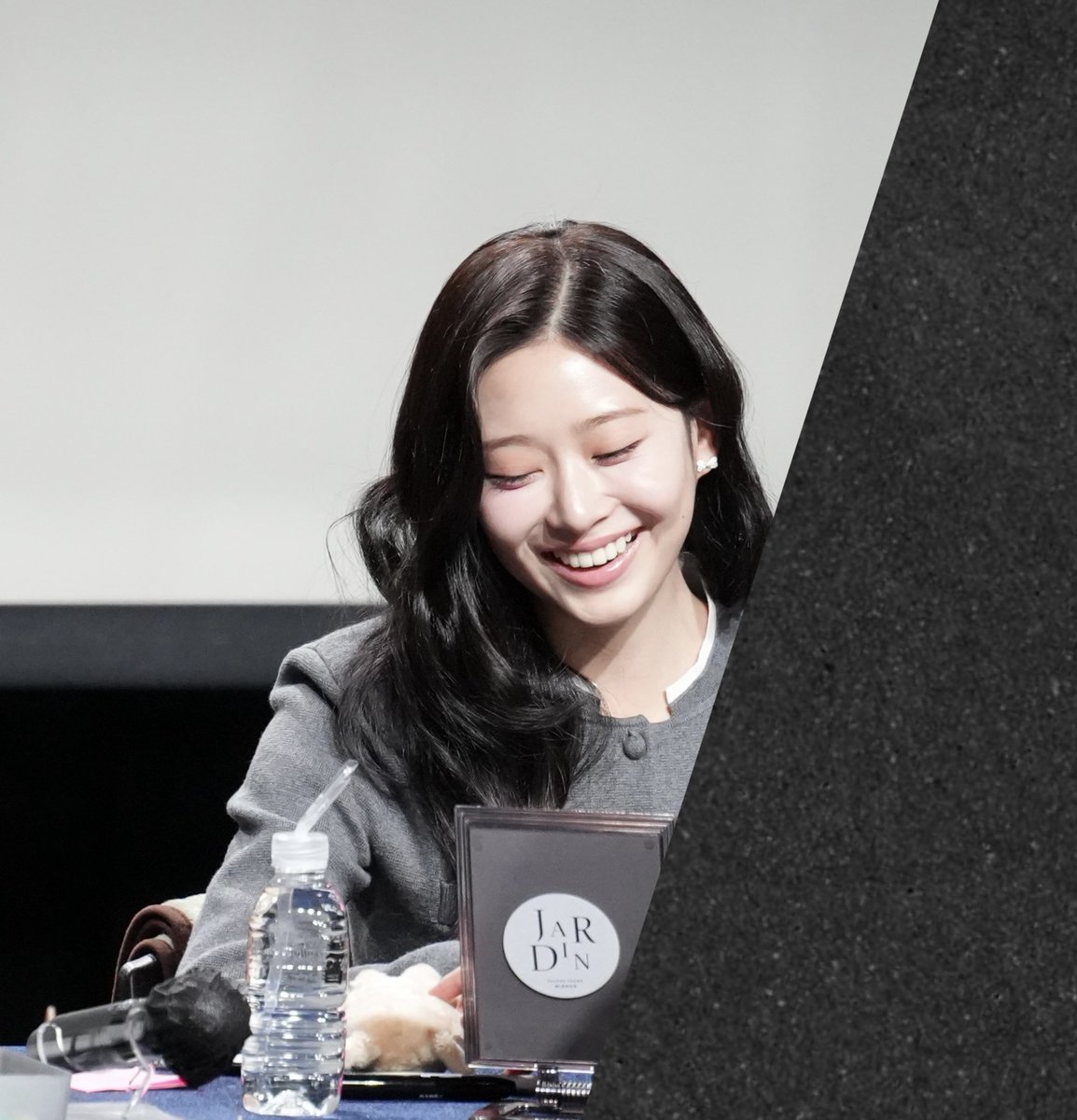 270118 시그 대면

이번에 준비한 인형을 직접 보여드릴 수 있었고,
따뜻하게 봐주셔서 진심으로 감사드립니다🤍

#김민주 #민주 #ミンジュ #KimMinJu