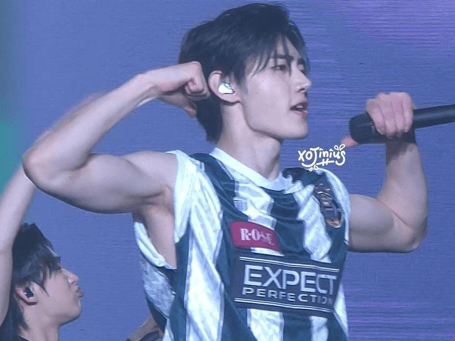 flexing idol tweet media