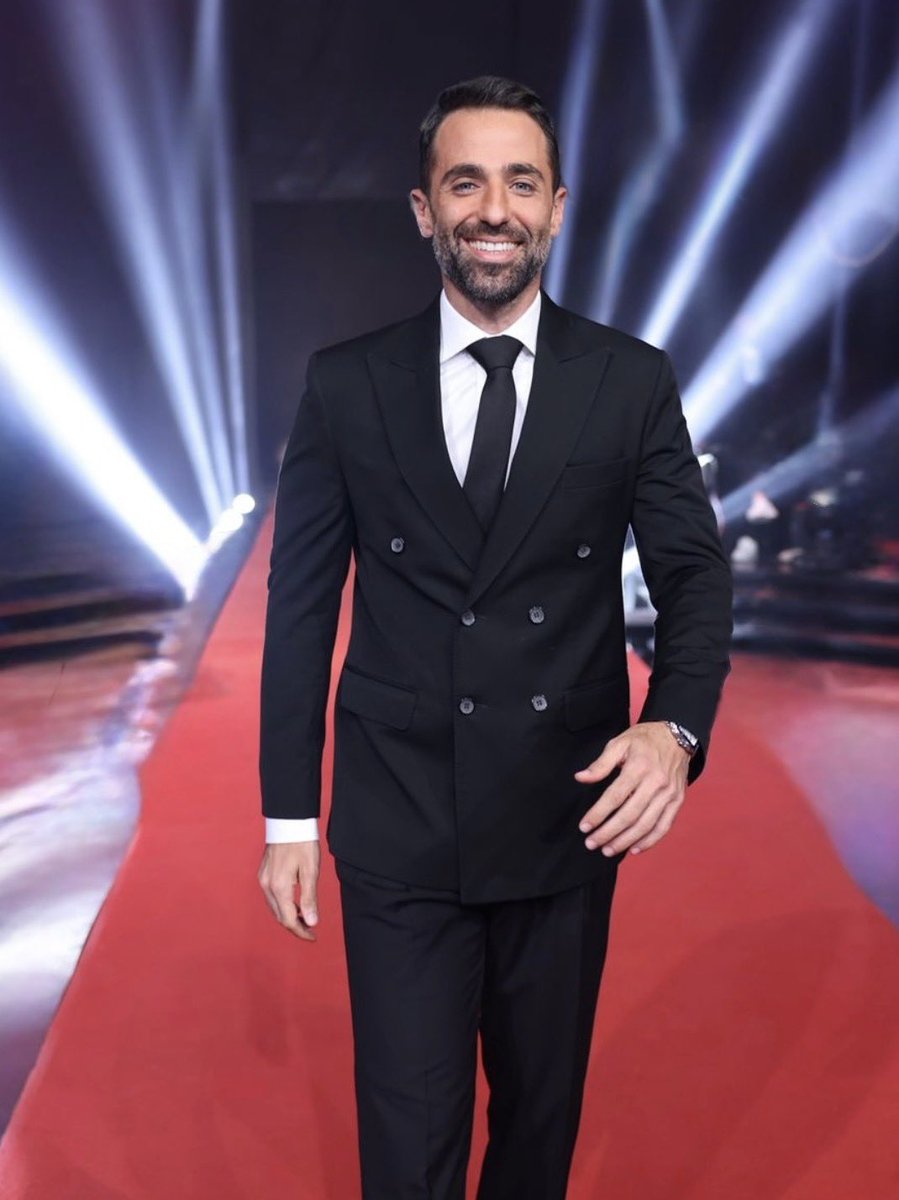 alidoukhei's tweet image. بعد سنوات طويلة من التعب والعمل الجاد، يمكننا اليوم القول إن محمد قيس لم يعد مجرّد مقدّم برامج أو محاور تقليدي، بل أصبح بحق "صانع العودة" للمشاهير.
من يحاوره محمد قيس اليوم رابح، لأن الحوار معه صادق، بعيد عن الاستفزاز وترندات الإثارة الرخيصة، وبعيد عن القوالب الكليشيه المستهلكة.…