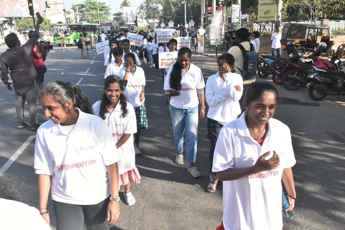 MYBharatkerala's tweet photo. #NationalVotersDay | Hon’ble Governor of Kerala Shri Rajendra Vishwanath Arlekar flagged off the Padayatra. Yuva Shakti leads voter awareness, fitness &amp; community bonding #MYBharatMYVote @PMOIndia @PMOIndia @mansukhmandviya @OfficeOf_MM @MYBharatHQ @PIB_India https://t.co/MV7EvAakOS