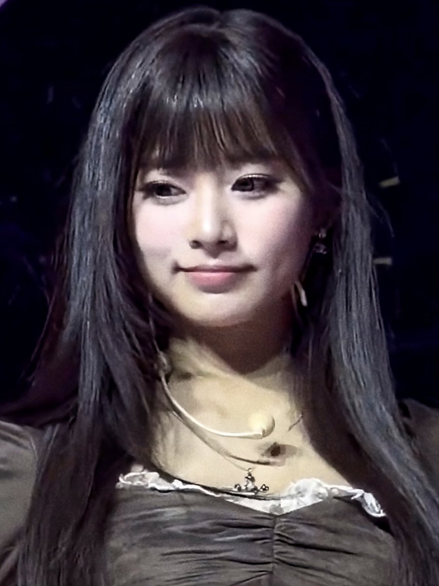 Alexenovae's tweet image. Tzuyu with bangs. She looks so cute.