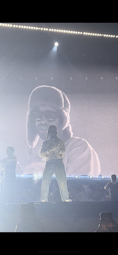 ElChubbyTv's tweet photo. Rápidamente Bad Bunny ama y se ganó a Colombia.

- Homenaje a Yeison Jiménez
- Llevó a Arcángel con quien cantó ‘La Jumpa’, ‘Tu No Vive Así’ y ‘Me Acostumbré’.
- Arcángel cantó 9 temas en solitario con temas legendarios como ‘Por Amar A Ciegas’ o ‘Pa Que La Pases Bien’
- Canción exclusiva ‘Tu No Metes Cabra’

Hizo literalmente todo