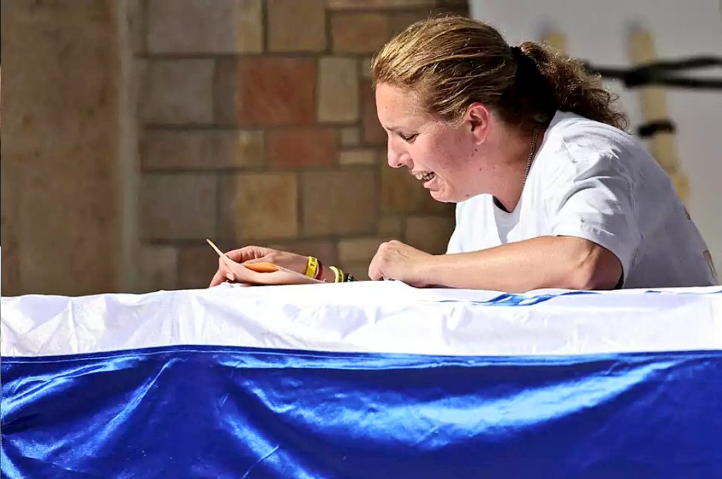 RabbiPoupko's tweet image. 💔💔💔
Mother of Noa Marciano with her daughter's coffin.

Noa was only 19 years old.

Noa was murdered by a Palestinian doctor in the Shifa Hospital in Gaza.
📸 Reuters