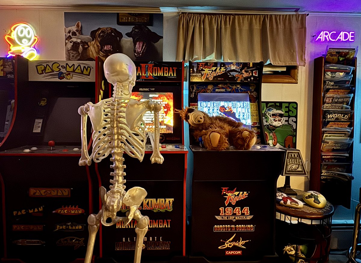 The_BossRoom's tweet image. Alf is passing out! #melmac #heeatscats #yikes