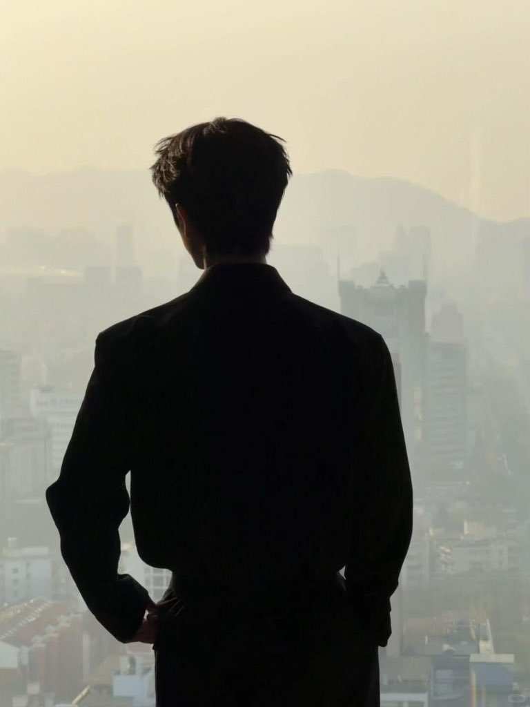 Linmghe's tweet image. The habits of a young CEO taking a break from the heavy workload at the office as dusk arrives.