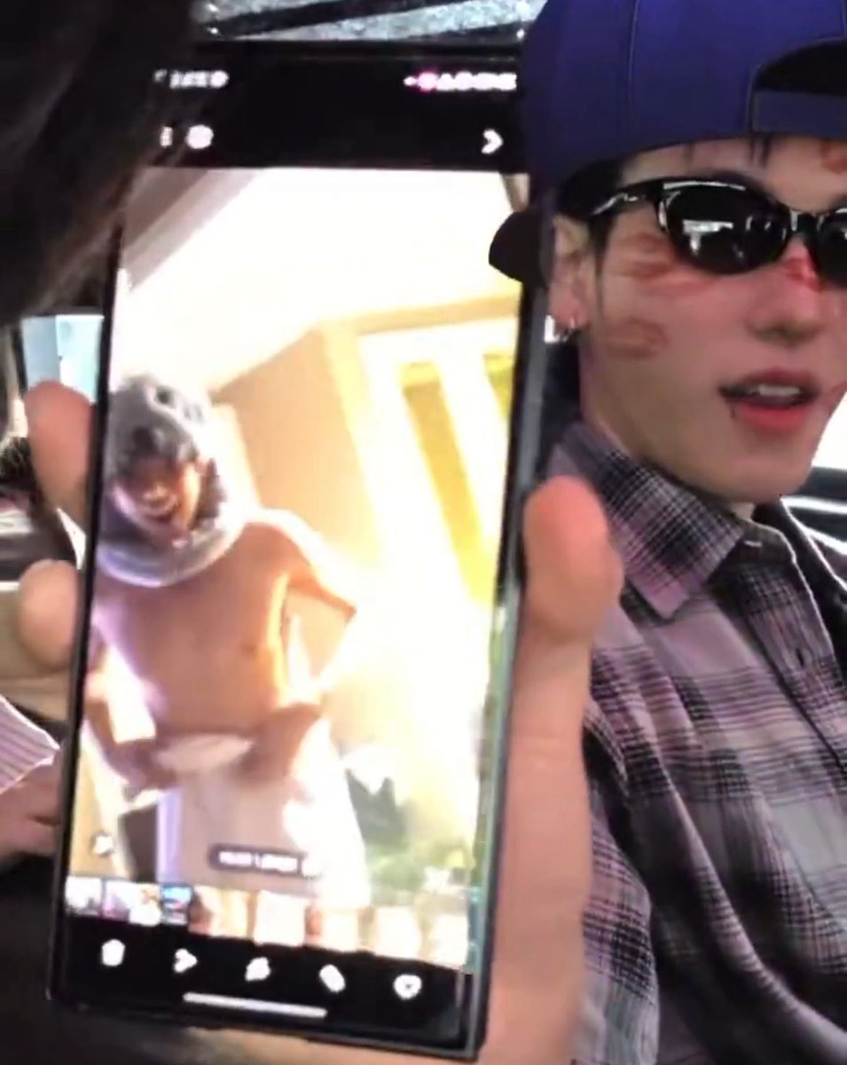 myitsMY's tweet image. มีหลายคำถามในหัวมาก คำถามแรกคือเฮียจะใส่เครื่องหัวนุ่งผ้าเช็ดตัวผืนเดียวทำไม กับซ้อจะถ่ายเก็บไว้ทำไม หรือแฟนผมน่ารักงี้ 🫨