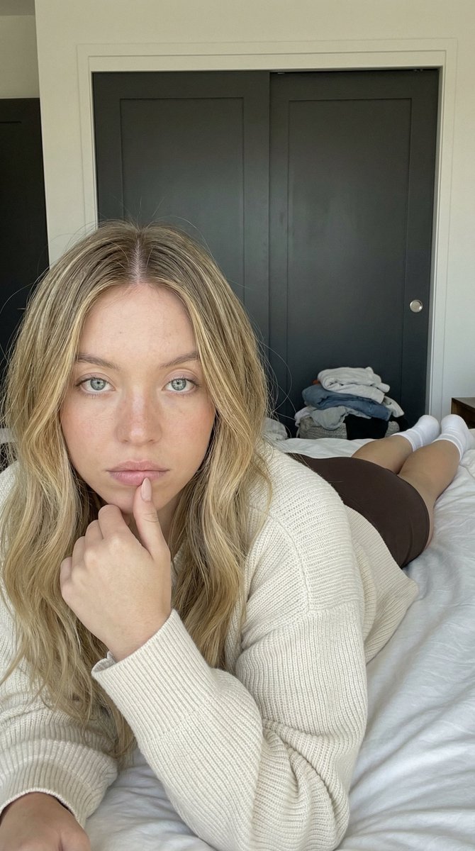 xmliisu's tweet image. Sydney Sweeney
Ana de Armas
Billie Eilish

Gemini Nano Banana Pro

Prompt:
{
  "subject": {
    "person": {
      "appearance": {
        "hair": "Long, straight, brunette hair with light brown highlights and a center part",
        "eyes": "Blue",
        "features": "Subtle…