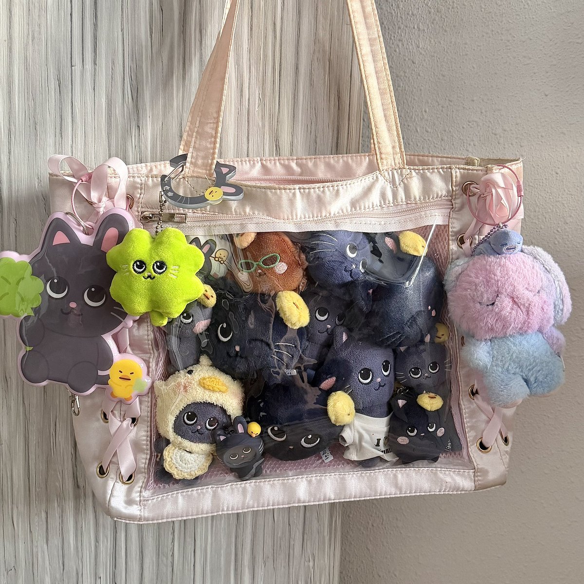 yeongwonhiz's tweet image. today's bag for fansign day 🌟