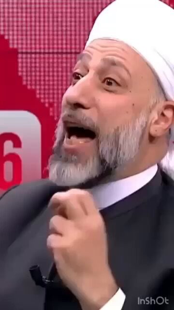 مفتي قسد "مرشد الخزنوي" يعيش حياة رفاهية في #النرويج مع عائلته و يحث الاكراد كل يوم على رمي بناتهم وشبابهم و صغارهم وكبارهم للقتال في سوريا للدفاع عن افكار اوجلان

بالمقابل يمنع ابنائه من الإلتحاق بقسد في سوريا ، وجعل احد ابناءه جندي في جيش النرويج بأوروبا