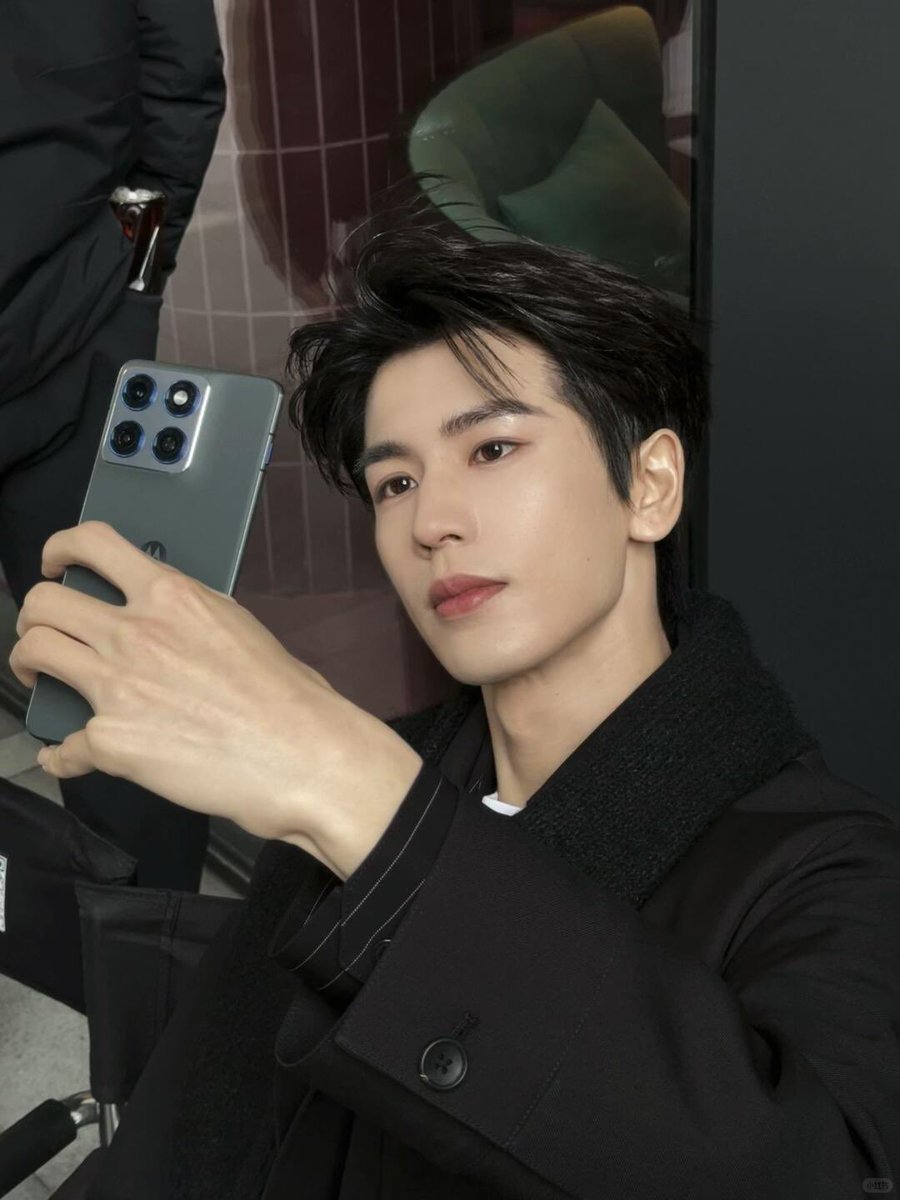 Linmghe's tweet image. This is truly the definition of: feeling handsome, click and record, even when I get into the car.