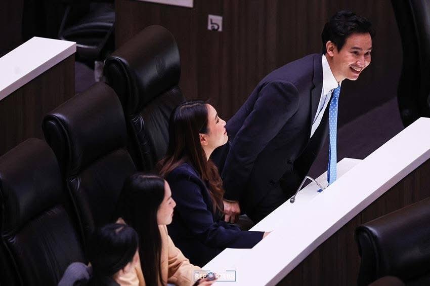 Pita_MFP's tweet image. วันนี้ ปี 2567 ผมกลับเข้าสภา หลังชนะคดี ITV นั่งข้างฟังศิริกัญญาบรีฟ (ดูสีหน้า 🤣)

วันนี้ ปี 2569 กลับขึ้นเวทีหาเสียง ครั้งแรก ให้ ศิริกัญญา ในฐานะแคนดิเดตนายก #ศิริกัญญาเพื่อสมุทรปราการ

2 ปีผ่านไปเร็ว อีก 8 ปีก็เร็วเหมือนกัน ! 

In TEAM we trust! 

เครดิต : The Reporters