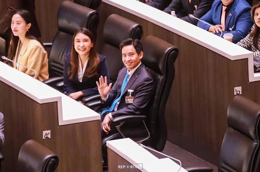 Pita_MFP's tweet image. วันนี้ ปี 2567 ผมกลับเข้าสภา หลังชนะคดี ITV นั่งข้างฟังศิริกัญญาบรีฟ (ดูสีหน้า 🤣)

วันนี้ ปี 2569 กลับขึ้นเวทีหาเสียง ครั้งแรก ให้ ศิริกัญญา ในฐานะแคนดิเดตนายก #ศิริกัญญาเพื่อสมุทรปราการ

2 ปีผ่านไปเร็ว อีก 8 ปีก็เร็วเหมือนกัน ! 

In TEAM we trust! 

เครดิต : The Reporters