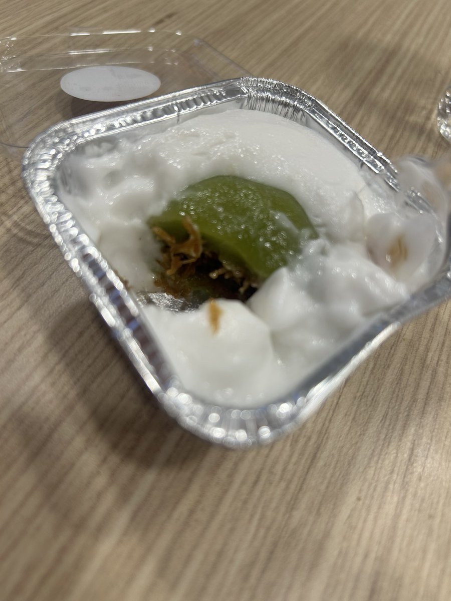 Kapan selesai ini rapat 😭😭  tapi gpp dapet snack lumayan 🤣