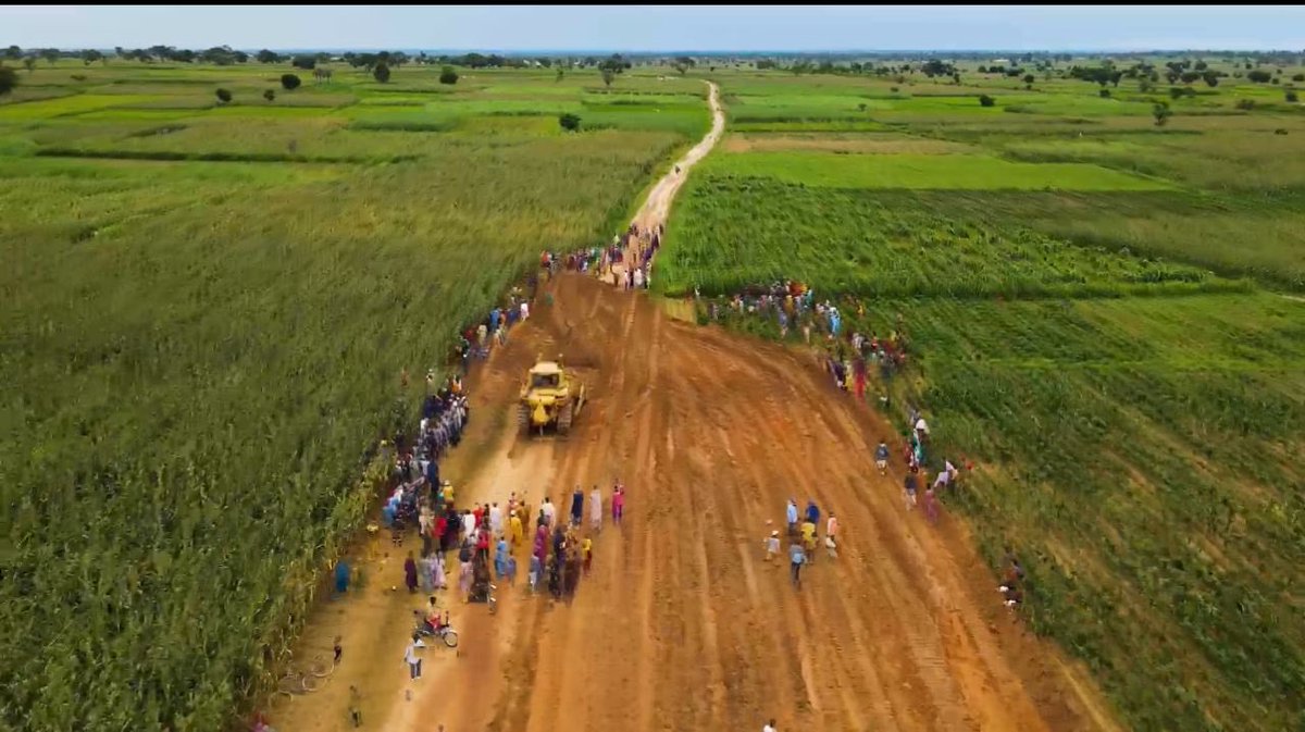 Abdool85's tweet image. Kaduna Update: Governor Uba Sani has officially commissioned the Durum to Kuruntumawa asphaltic road in Makarfi Local Government Area.

Makarfi LGA is one of the 12 local governments that have not seen a single kilometre of new road construction in over a decade. Today, Governor…