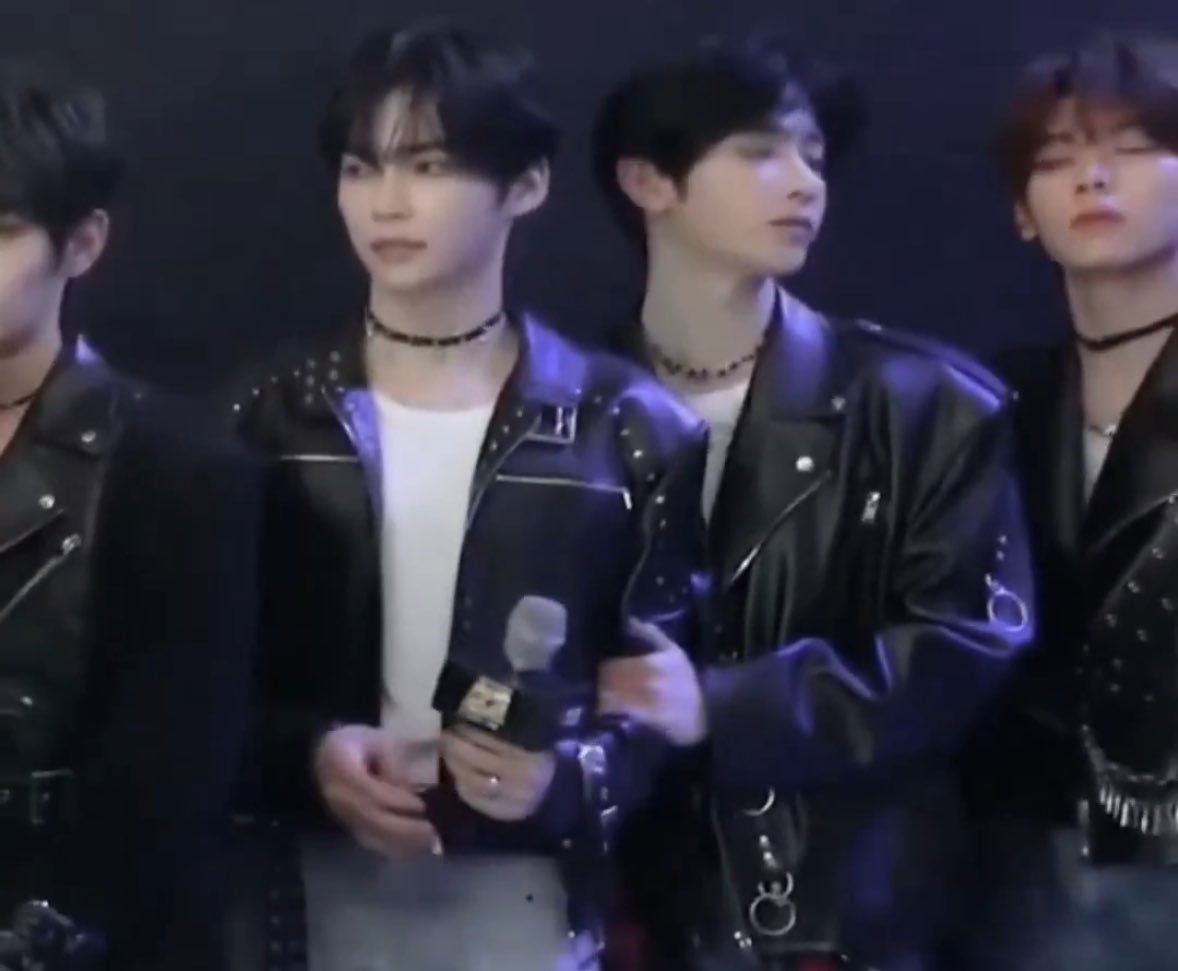 gyusnack's tweet image. the wife grip goes strong