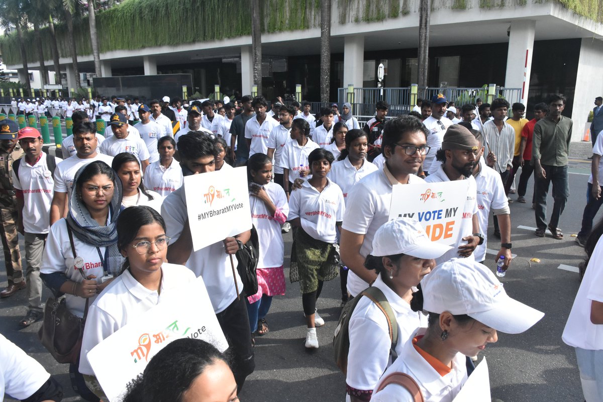 MYBharatkerala's tweet photo. #NationalVotersDay | Hon’ble Governor of Kerala Shri Rajendra Vishwanath Arlekar flagged off the Padayatra &amp; Cycle Rally. Yuva Shakti leads voter awareness, fitness &amp; community bonding #MYBharatMYVote
@PMOIndia @mansukhmandviya @OfficeOf_MM
@MYBharatHQ @PIB_India https://t.co/woRl72NZ0o